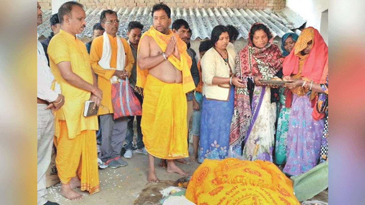 घरवालों को मिली बेटा बेटी की इंटरकास्ट मैरिज की सजा, पड़ा रहा बड़े बेटे का शव कोई नहीं आया कंधा देने घरवालों को मिली बेटा बेटी की इंटरकास्ट मैरिज की सजा, पड़ा रहा बड़े बेटे का शव कोई नहीं आया कंधा देने