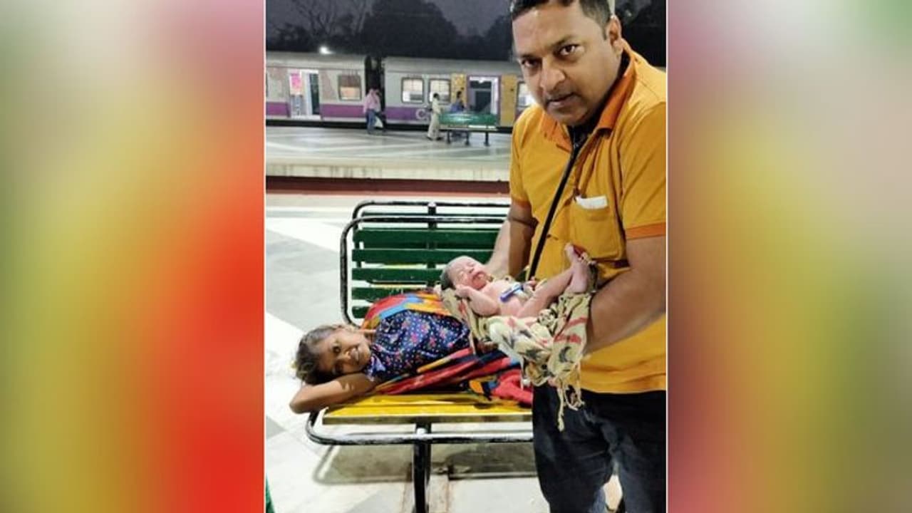 हॉस्पिटल के लिए निकली थी गर्भवती, रेलवे स्टेशन पर ही शुरू हो गई प्रसव पीड़ा हॉस्पिटल के लिए निकली थी गर्भवती, रेलवे स्टेशन पर ही शुरू हो गई प्रसव पीड़ा