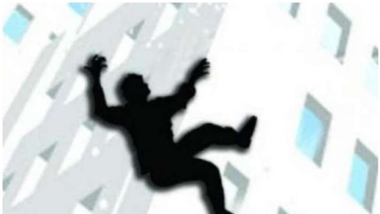 భార్యతో గొడవ.. మూడో అంతస్తు నుంచి కిందకు తోసేసి.. భార్యతో గొడవ.. మూడో అంతస్తు నుంచి కిందకు తోసేసి..