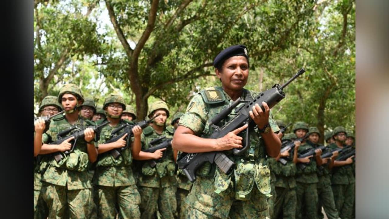 बड़ी फौलादी हैं ये बंदूकधारी दादी बड़ी फौलादी हैं ये बंदूकधारी दादी