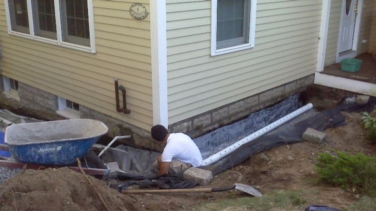 ഡ്രൈനേജ് പണിയുമ്പോൾ... ഡ്രൈനേജ് പണിയുമ്പോൾ...