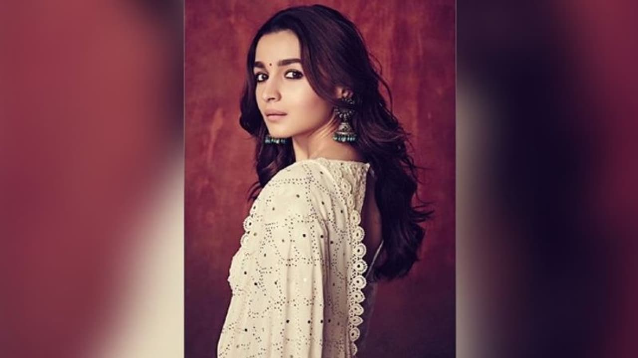 নজরকাড়া গাঙ্গুবাঈ এর সেট, জানুন কী বললেন আলিয়া নজরকাড়া গাঙ্গুবাঈ এর সেট, জানুন কী বললেন আলিয়া