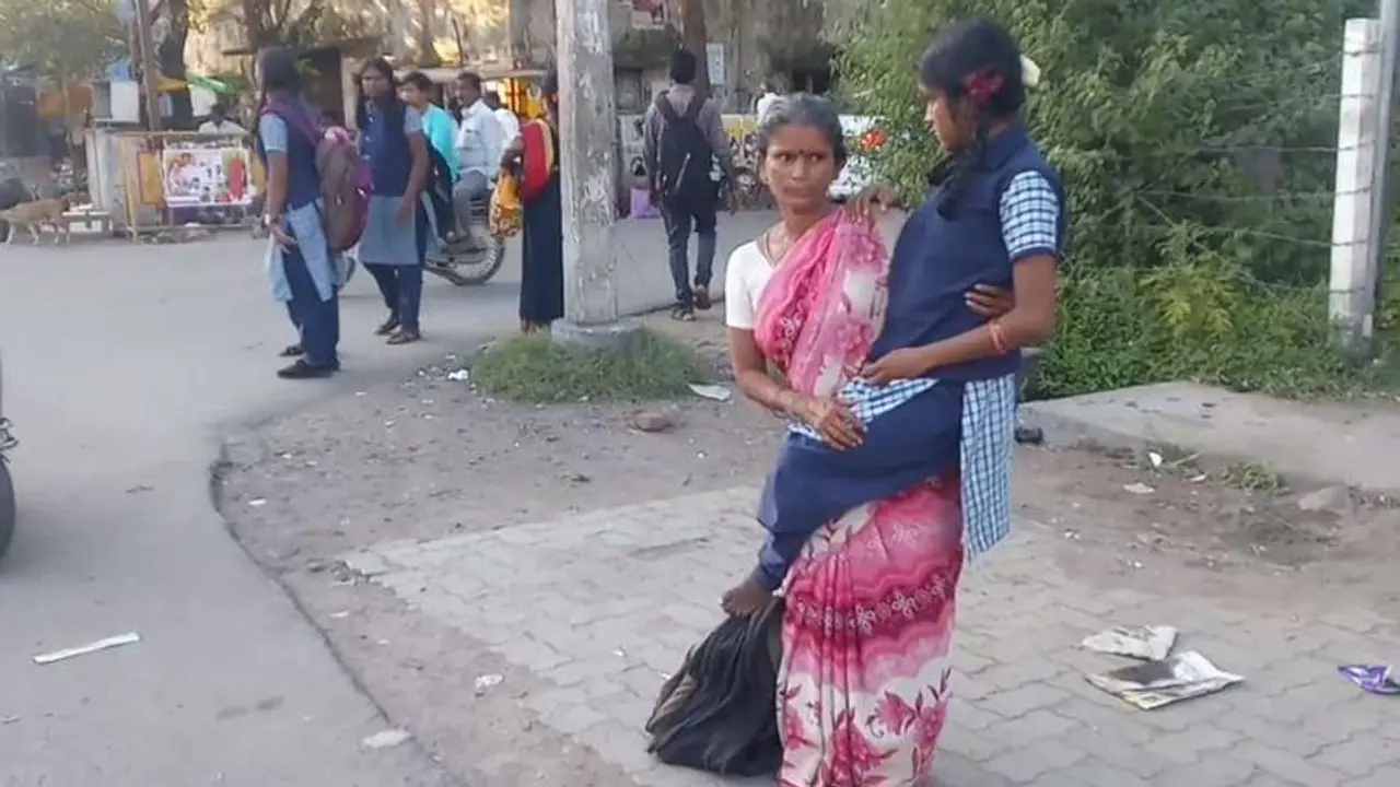 'அவ படிச்சா போதும்'..! மாற்றுத்திறனாளி மகளின் கல்விக்கனவை நிறைவேற்ற 15 ஆண்டுகளாக தூக்கிச்சுமக்கும் தாய்..! 'அவ படிச்சா போதும்'..! மாற்றுத்திறனாளி மகளின் கல்விக்கனவை நிறைவேற்ற 15 ஆண்டுகளாக தூக்கிச்சுமக்கும் தாய்..!