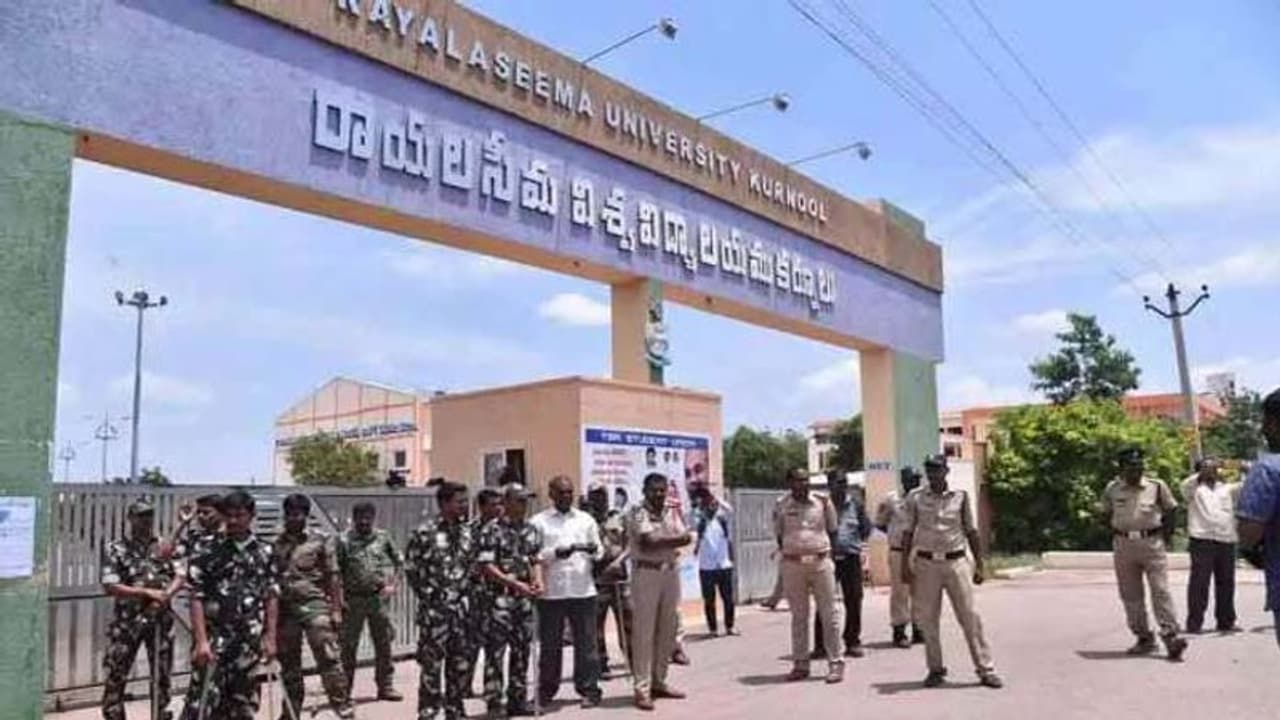 జగన్ ఇంటి ముట్టడికి రాయలసీమ యూనివర్శిటీ విద్యార్థుల ప్రయత్నం: అడ్డుకున్న పోలీసులు, ఉద్రిక్తత జగన్ ఇంటి ముట్టడికి రాయలసీమ యూనివర్శిటీ విద్యార్థుల ప్రయత్నం: అడ్డుకున్న పోలీసులు, ఉద్రిక్తత