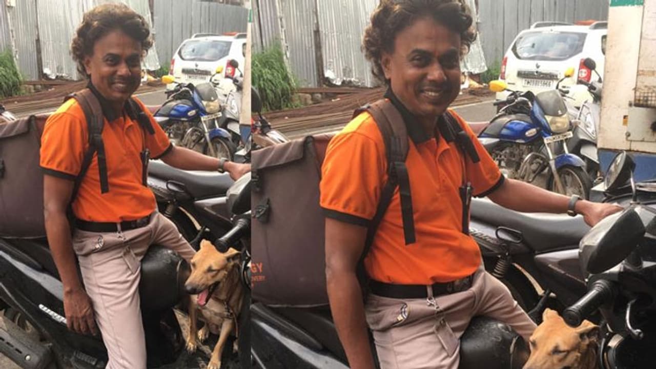 நாயை அழைத்து செல்லும் டெலிவரிமேன்... நெகிழ வைக்கும் ஸ்விகி ஊழியர்..! நாயை அழைத்து செல்லும் டெலிவரிமேன்... நெகிழ வைக்கும் ஸ்விகி ஊழியர்..!