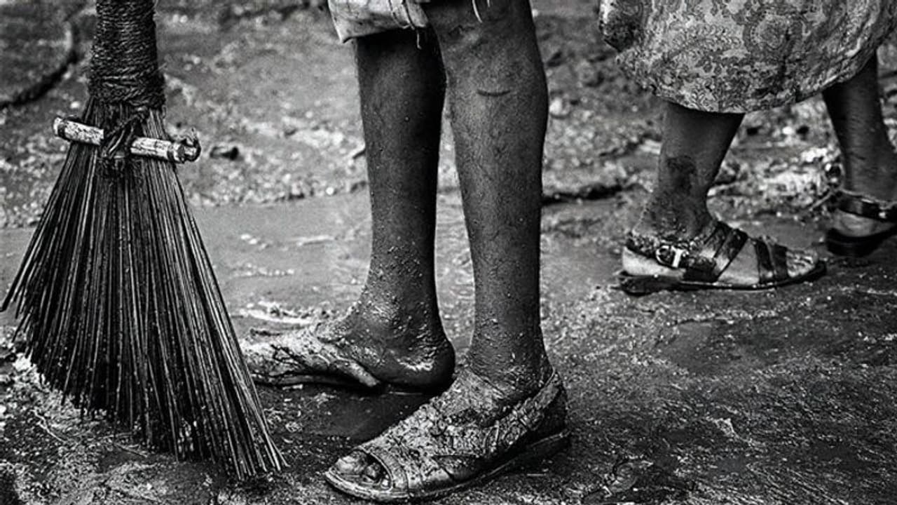 కరోనా:పారిశుద్య కార్మికుల కాళ్లు మొక్కిన వైసీపీ ఎమ్మెల్యే జక్కంపూడి రాజా కరోనా:పారిశుద్య కార్మికుల కాళ్లు మొక్కిన వైసీపీ ఎమ్మెల్యే జక్కంపూడి రాజా