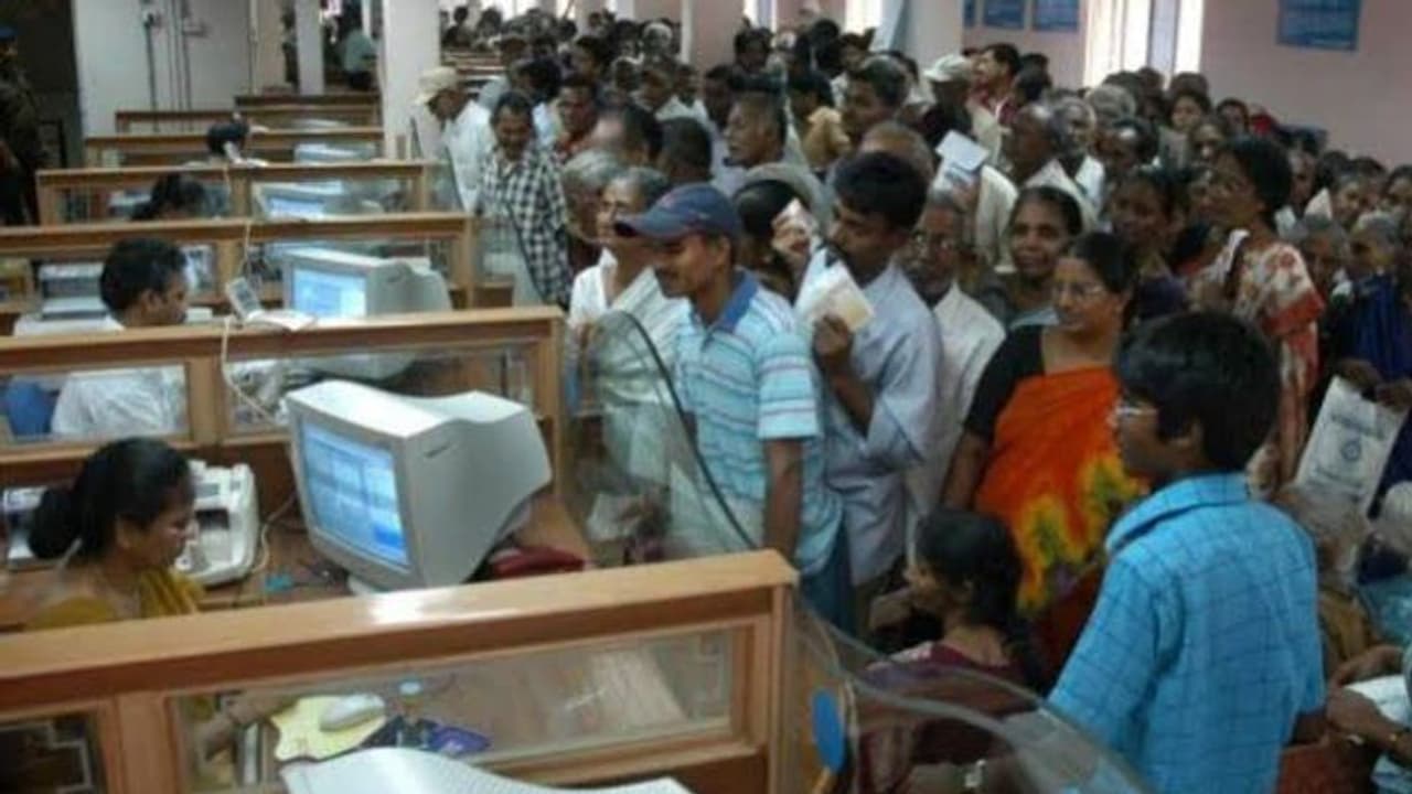 अर्थव्यवस्था में सुस्ती की खबरें, सरकारी बैंकों ने पिछले महीने बांटे 2.52 लाख करोड़ रुपए से ज्यादा के कर्ज अर्थव्यवस्था में सुस्ती की खबरें, सरकारी बैंकों ने पिछले महीने बांटे 2.52 लाख करोड़ रुपए से ज्यादा के कर्ज