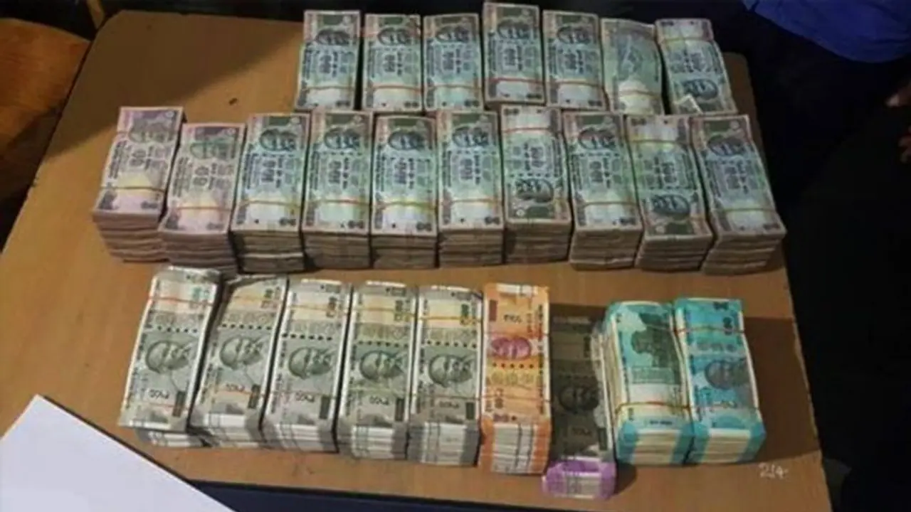 विधानसभा चुनाव: वाहन चेकिंग में बीजेपी प्रत्याशी की गाड़ी से बरामद हुए लाखों रुपए विधानसभा चुनाव: वाहन चेकिंग में बीजेपी प्रत्याशी की गाड़ी से बरामद हुए लाखों रुपए