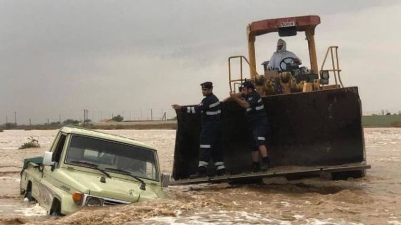 അബുദാബിയിൽ വെള്ളപ്പൊക്കത്തിൽ കുടുങ്ങിയ പത്തംഗസംഘത്തെ പൊലീസ് രക്ഷപ്പെടുത്തി അബുദാബിയിൽ വെള്ളപ്പൊക്കത്തിൽ കുടുങ്ങിയ പത്തംഗസംഘത്തെ പൊലീസ് രക്ഷപ്പെടുത്തി
