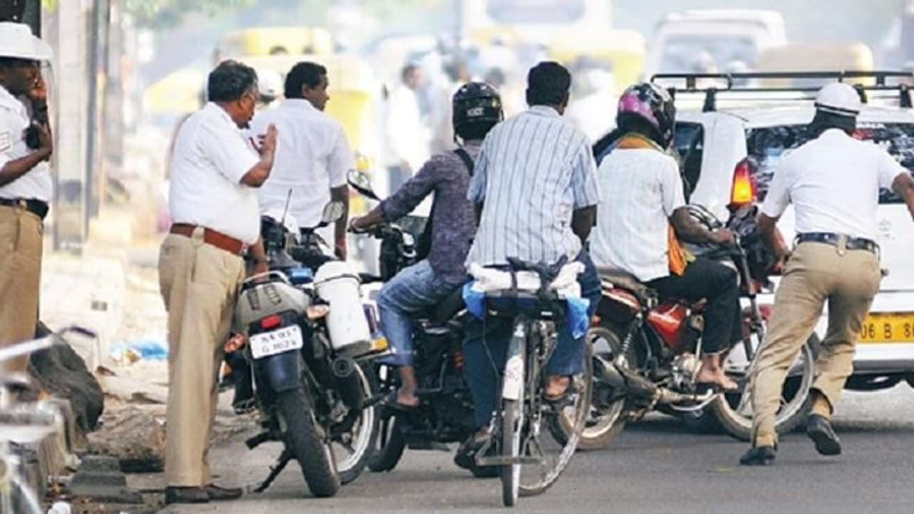 ஹெல்மெட் போடாம வண்டி ஓட்டுறவங்கள துரத்தி பிடிக்காதீங்க !! காவல் துறையினருக்கு கோர்ட் எச்சரிக்கை !! ஹெல்மெட் போடாம வண்டி ஓட்டுறவங்கள துரத்தி பிடிக்காதீங்க !! காவல் துறையினருக்கு கோர்ட் எச்சரிக்கை !!