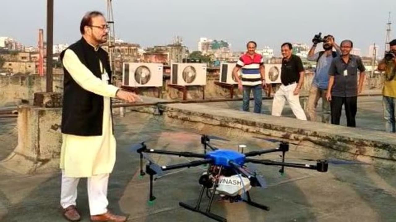 মশা মারতে 'ড্রোন দাগা' , ডেঙ্গু নিধনে নয়া হাতিয়ার পুরসভার মশা মারতে 'ড্রোন দাগা' , ডেঙ্গু নিধনে নয়া হাতিয়ার পুরসভার