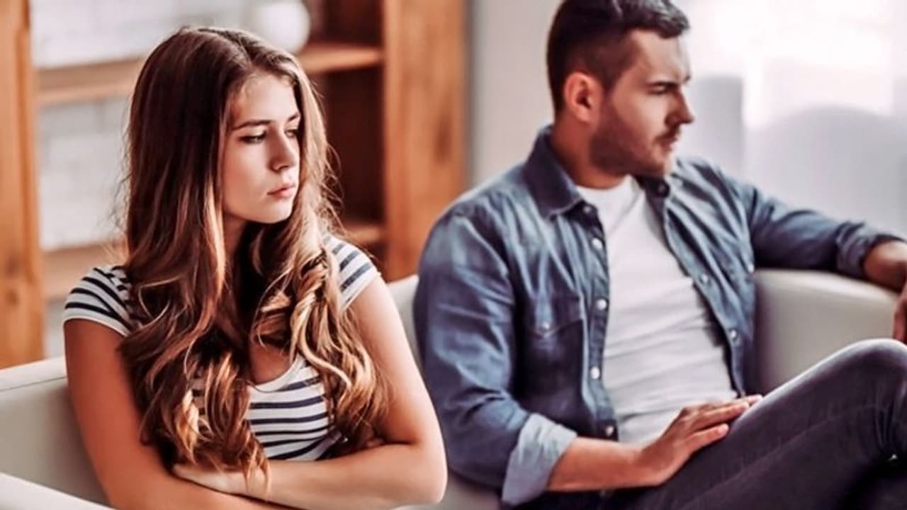 पति पत्नी के बीच तनाव का कारण हो सकता है बेडरूम का वास्तु दोष, ध्यान रखें ये 6 बातें पति पत्नी के बीच तनाव का कारण हो सकता है बेडरूम का वास्तु दोष, ध्यान रखें ये 6 बातें