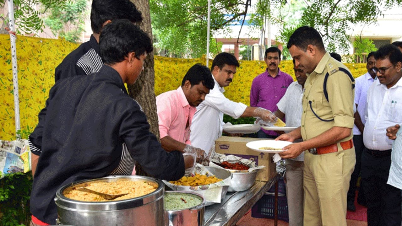 కుటుంబసభ్యలతో పోలీసుల వన భోజనాలు కుటుంబసభ్యలతో పోలీసుల వన భోజనాలు