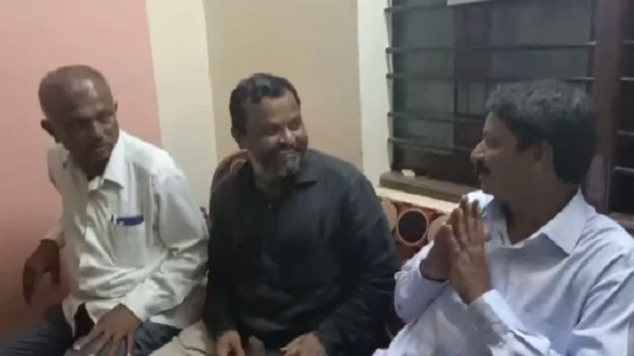 ಮಾಲೇಗಾಂವ್ ಬಾಂಬ್ ಸ್ಫೋಟ ಪ್ರಕರಣದ ಆರೋಪಿ ಭೇಟಿಯಾದ ಜಾರಕಿಹೊಳಿ ಮಾಲೇಗಾಂವ್ ಬಾಂಬ್ ಸ್ಫೋಟ ಪ್ರಕರಣದ ಆರೋಪಿ ಭೇಟಿಯಾದ ಜಾರಕಿಹೊಳಿ