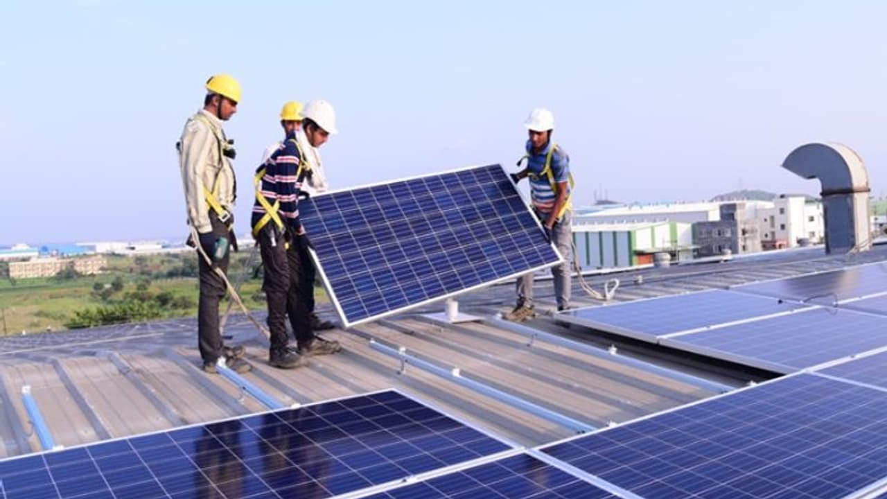 ಲಕ್ಷ ದಾಟುತ್ತಿದ್ದ ವಿದ್ಯುತ್ ಬಿಲ್ ಸಾವಿರಕ್ಕಿಳಿಯಿತು..! ಸಕ್ಸಸ್ ಆಯ್ತು ವೈದ್ಯ ದಂಪತಿ ಪ್ಲಾನ್