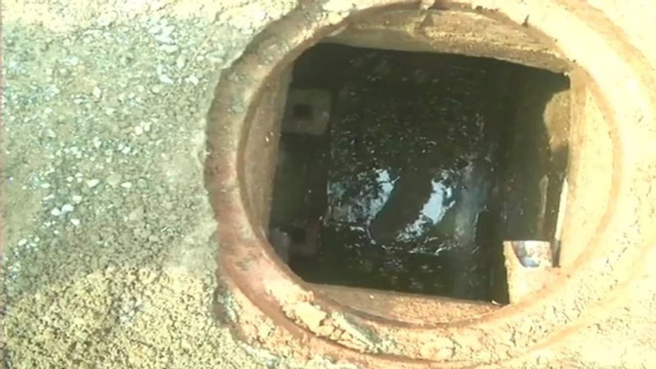 Dumdum Incident: সন্তানদের পড়াশোনার জন্য ভাড়ায় অটো নিয়েছিলেন, একমাত্র রোজগেরের মৃত্যুতে অসহায় পরিবার Dumdum Incident: সন্তানদের পড়াশোনার জন্য ভাড়ায় অটো নিয়েছিলেন, একমাত্র রোজগেরের মৃত্যুতে অসহায় পরিবার