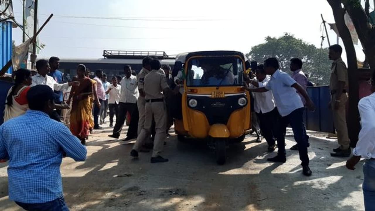 ఆర్టీసీ డ్రైవర్ వీరభద్రయ్య మృతి: పరిగి డిపో వద్ద ఉద్రిక్తత