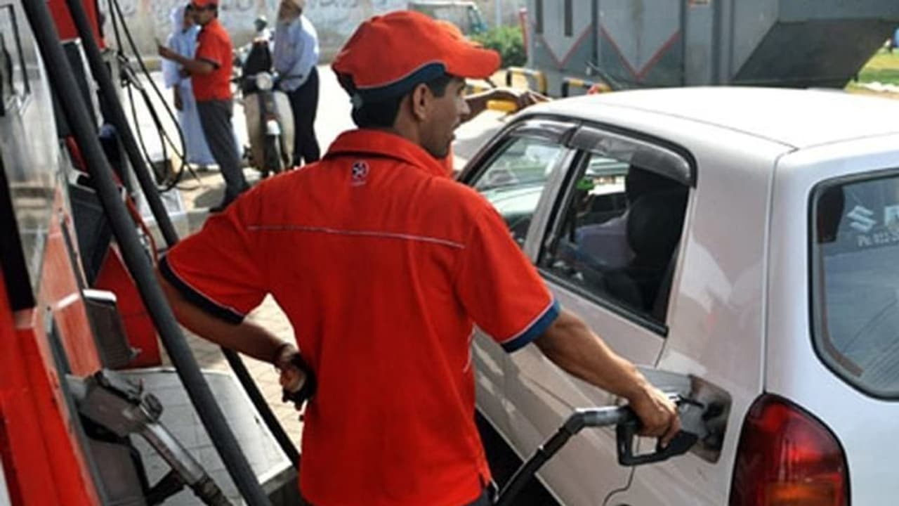 কলকাতা দিল্লি সহ সারা দেশে পেট্রোল দাম কী, জানুন কোথায় সেঞ্চুরি হাঁকাবার অপেক্ষায় ডিজেল 