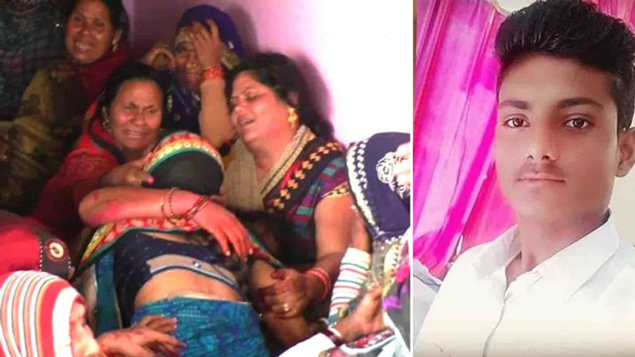 बेटी के 7 फेरे होने तक मजबूर पिता ने सीने में दबाए रखी बेटे की मौत की खबर, डोली उठने के बाद उठी अर्थी बेटी के 7 फेरे होने तक मजबूर पिता ने सीने में दबाए रखी बेटे की मौत की खबर, डोली उठने के बाद उठी अर्थी