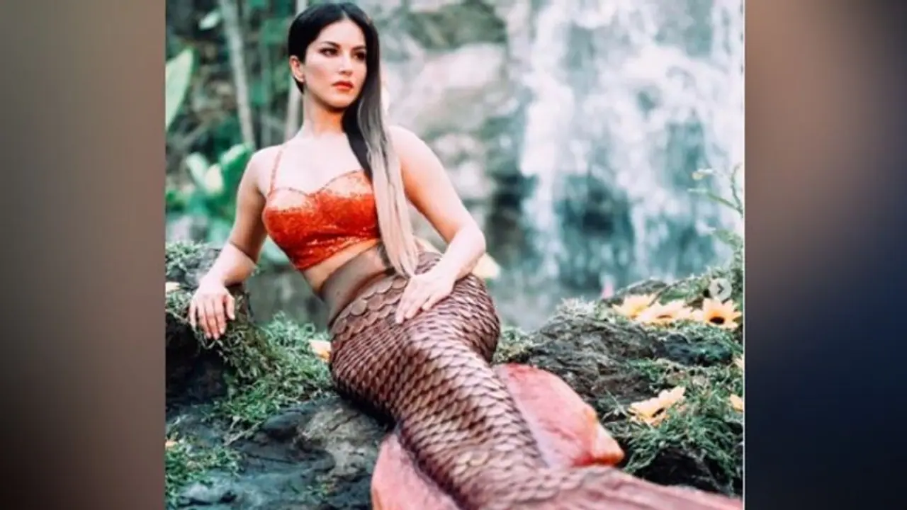 কালো আঙুর মাঝে সাদা সানি, মুহুর্তে ভাইরাল বাথটবে সানির টিকটক