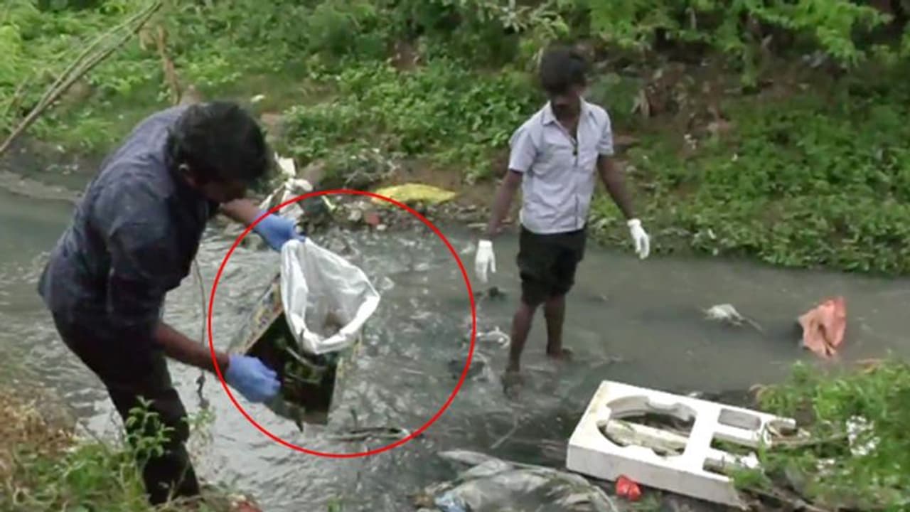 தொப்புள்கொடி கூட அறுக்கப்படாமல் சாக்கடையில் வீசப்பட்ட பச்சிளம் பெண்குழந்தை..! சடலமாக மீட்பு..!