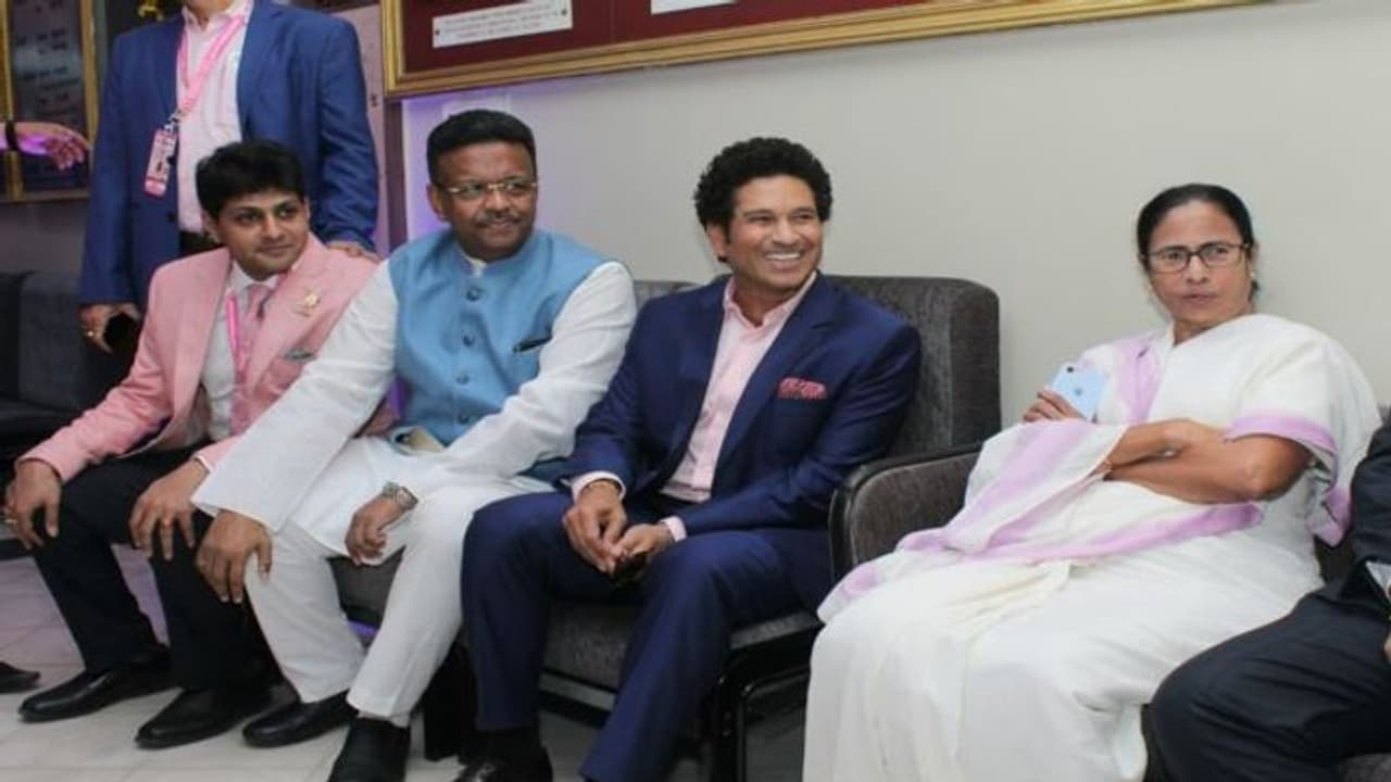 ইডেনে মুখ্যমন্ত্রী মমতা বন্দ্যোপাধ্যায়ের সঙ্গে জমাটি আড্ডায় সচিন ইডেনে মুখ্যমন্ত্রী মমতা বন্দ্যোপাধ্যায়ের সঙ্গে জমাটি আড্ডায় সচিন
