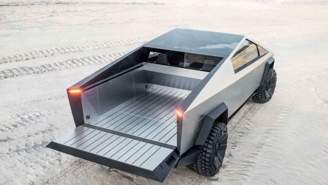 നിരത്തിലെത്തും മുമ്പേ പുത്തന്‍ വണ്ടിയിലിരുന്ന് നാട്ടുകാരോട് 'ഹായ്' പറഞ്ഞൊരു വണ്ടിക്കമ്പനി മുതലാളി!