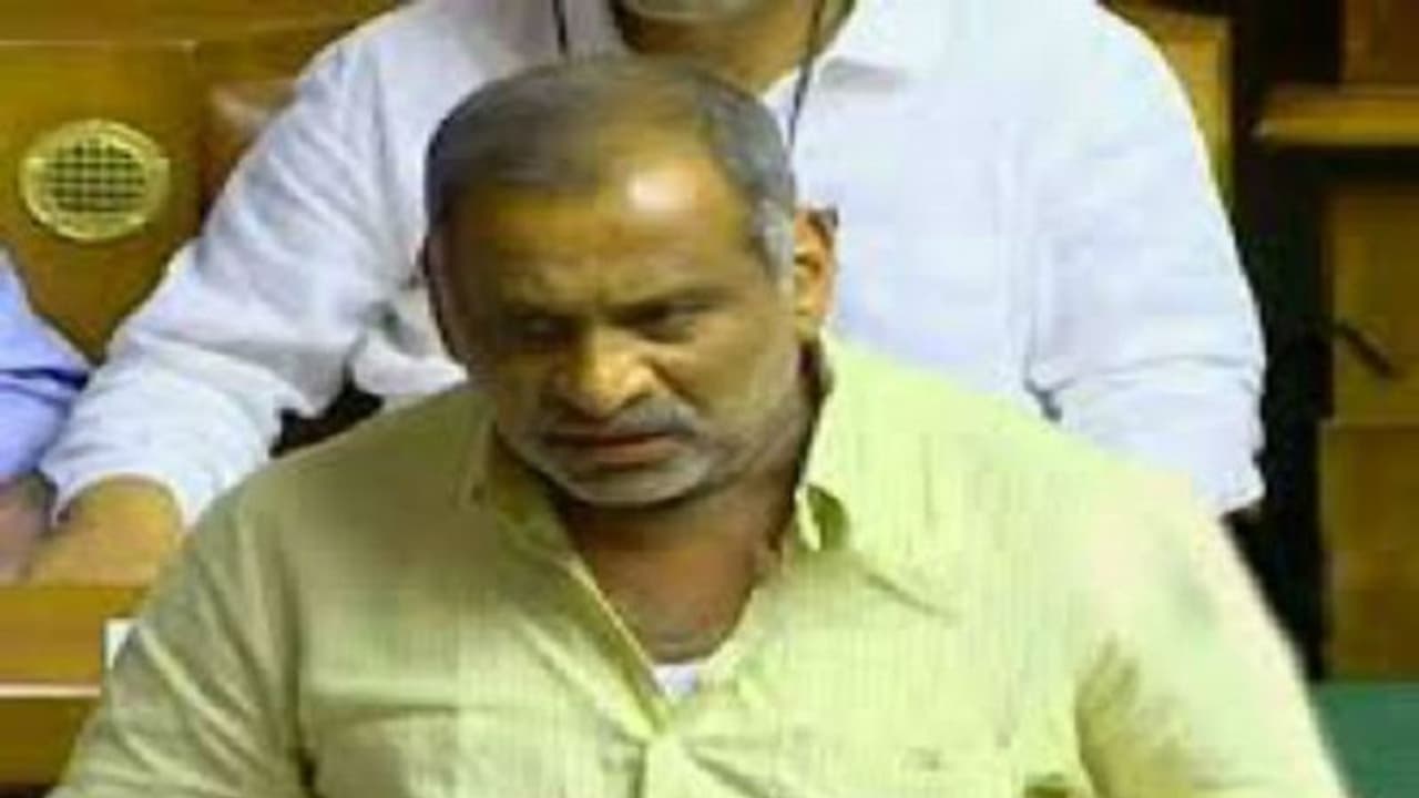 ಮಾಧುಸ್ವಾಮಿ ಮತ್ತೊಂದು ದರ್ಪ: ಸರ್ಕಾರಕ್ಕೆ 10 ಸಾವಿರ ರು. ದಂಡ ವಿಧಿಸಿದ ಕೋರ್ಟ್ ಮಾಧುಸ್ವಾಮಿ ಮತ್ತೊಂದು ದರ್ಪ: ಸರ್ಕಾರಕ್ಕೆ 10 ಸಾವಿರ ರು. ದಂಡ ವಿಧಿಸಿದ ಕೋರ್ಟ್