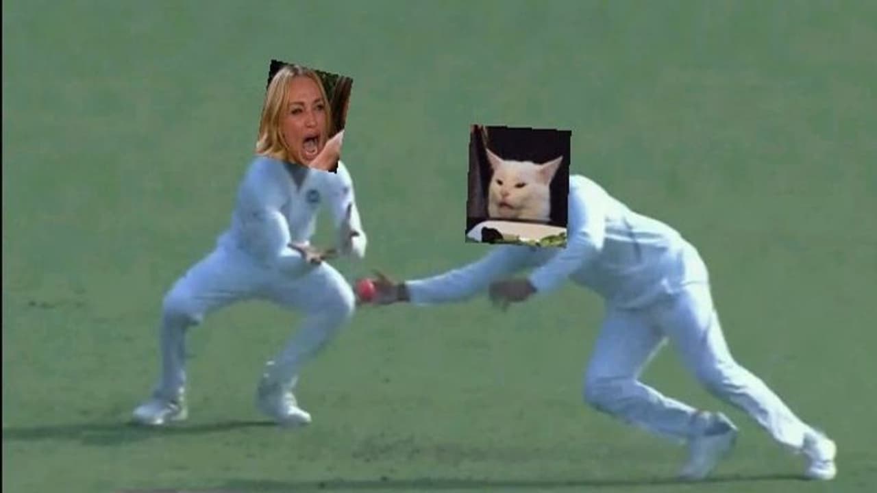 कोहली के सामने डाइव लगाकर रोहित ने पकड़ा कैच, सोशल मीडिया पर मजे ले रहे लोग कोहली के सामने डाइव लगाकर रोहित ने पकड़ा कैच, सोशल मीडिया पर मजे ले रहे लोग