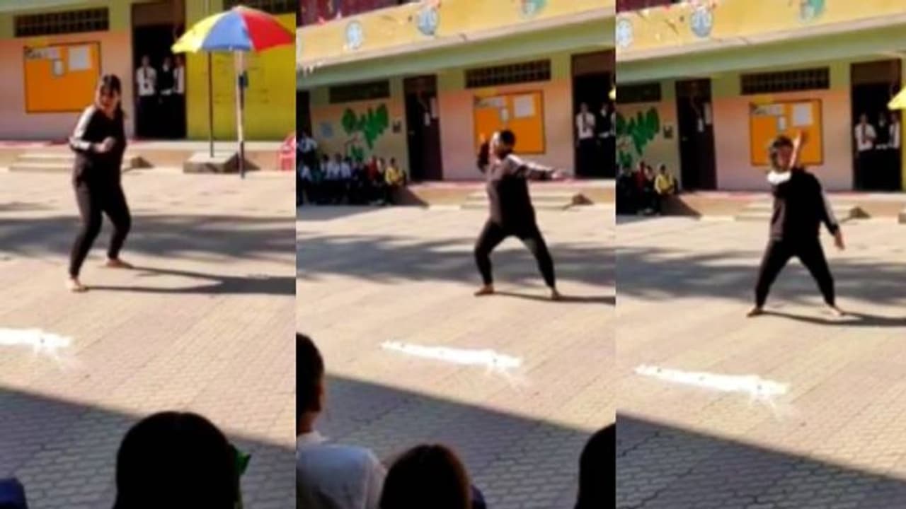 രൺവീർ സിംഗിന്റെ 'മൽഹാരി'ക്ക് ചുവടുവച്ച് അധ്യാപിക; തകർപ്പൻ പെർഫോമൻസെന്ന് സോഷ്യൽമീഡിയ രൺവീർ സിംഗിന്റെ 'മൽഹാരി'ക്ക് ചുവടുവച്ച് അധ്യാപിക; തകർപ്പൻ പെർഫോമൻസെന്ന് സോഷ്യൽമീഡിയ