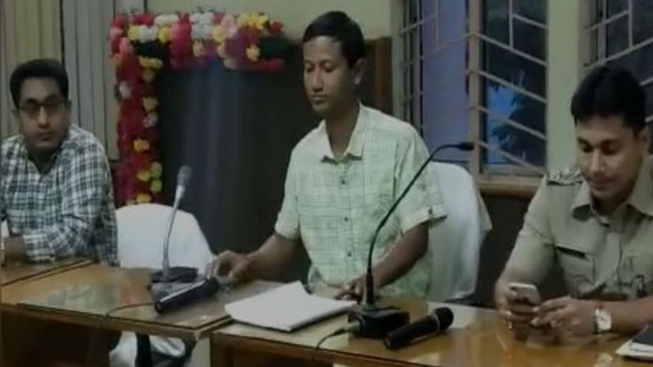 লেগিংস বিতর্কে অধ্যক্ষের পদত্যাগের দাবিতে অনড় অভিভাবকরা, বৈঠকে অধরা সমাধানসূত্র লেগিংস বিতর্কে অধ্যক্ষের পদত্যাগের দাবিতে অনড় অভিভাবকরা, বৈঠকে অধরা সমাধানসূত্র