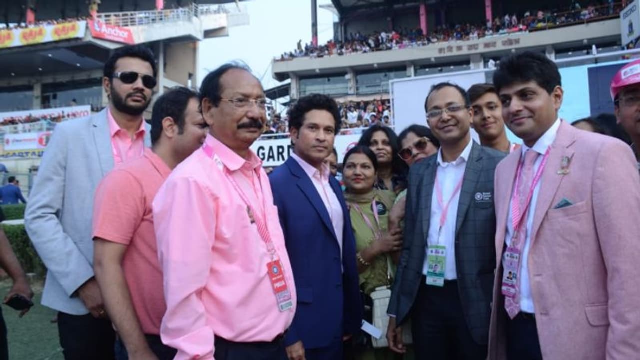 ইডেনে স্মরণীয় গোলাপি টেস্ট, তারকাদের উপস্থিতিতে স্বপ্নপূরণ সৌরভের ইডেনে স্মরণীয় গোলাপি টেস্ট, তারকাদের উপস্থিতিতে স্বপ্নপূরণ সৌরভের