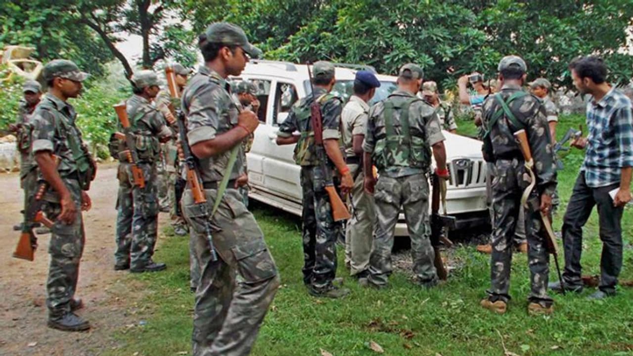 झारखंडः चुनाव से ठीक पहले नक्सलियों ने दी धमक, पुलिस वैन पर गोलियों की बौछार, 4 पुलिसकर्मी शहीद झारखंडः चुनाव से ठीक पहले नक्सलियों ने दी धमक, पुलिस वैन पर गोलियों की बौछार, 4 पुलिसकर्मी शहीद