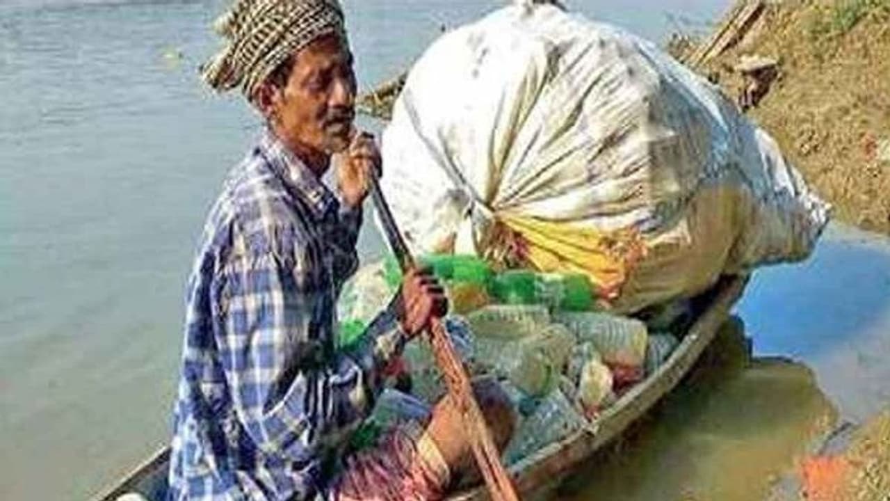 गंगा को साफ बनाने के लिए मछुआरे ने उठाया बीड़ा, हर रोज करता है ये काम गंगा को साफ बनाने के लिए मछुआरे ने उठाया बीड़ा, हर रोज करता है ये काम