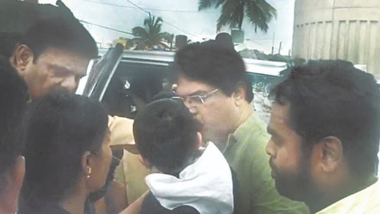 ಗಾಯಾಳು ರಕ್ಷಿಸಿ ಅಶೋಕ್, ಮುನಿರತ್ನ ಮಾನವೀಯತೆ: ತಮ್ಮದೇ ಕಾರಲ್ಲಿ ಆಸ್ಪತ್ರೆಗೆ ರವಾನೆ! ಗಾಯಾಳು ರಕ್ಷಿಸಿ ಅಶೋಕ್, ಮುನಿರತ್ನ ಮಾನವೀಯತೆ: ತಮ್ಮದೇ ಕಾರಲ್ಲಿ ಆಸ್ಪತ್ರೆಗೆ ರವಾನೆ!