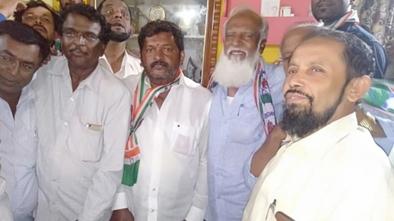 ಹುಣಸೂರಲ್ಲಿ JDSಗೆ ಇನ್ನೊಂದು ಹಿನ್ನಡೆ, ಪ್ರಭಾವಿ ಮುಸ್ಲಿಂ ಮುಖಂಡ ಕಾಂಗ್ರೆಸ್ಗೆ ಹುಣಸೂರಲ್ಲಿ JDSಗೆ ಇನ್ನೊಂದು ಹಿನ್ನಡೆ, ಪ್ರಭಾವಿ ಮುಸ್ಲಿಂ ಮುಖಂಡ ಕಾಂಗ್ರೆಸ್ಗೆ