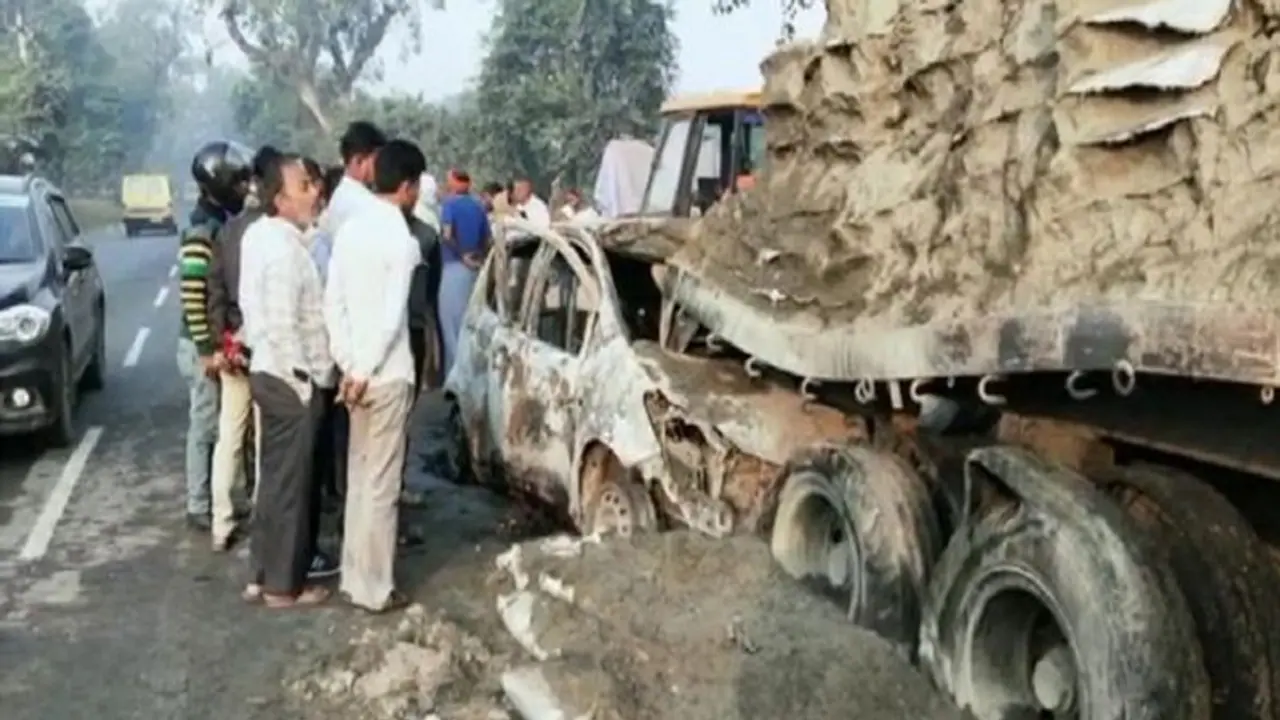 ट्रक से टक्कर के बाद कार में आग लगने से 5 लोग जिंदा जले, एक बच्ची को बचाने वालों ने कही ये बात ट्रक से टक्कर के बाद कार में आग लगने से 5 लोग जिंदा जले, एक बच्ची को बचाने वालों ने कही ये बात