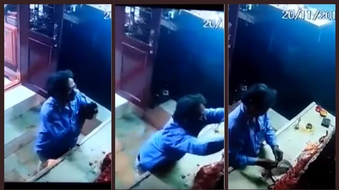 ഭക്തിപൂര്വ്വം പ്രാര്ത്ഥന; ഒടുക്കം ദേവിയുടെ വെള്ളിക്കിരീടവുമായി സ്ഥലം വിട്ടു.! ഭക്തിപൂര്വ്വം പ്രാര്ത്ഥന; ഒടുക്കം ദേവിയുടെ വെള്ളിക്കിരീടവുമായി സ്ഥലം വിട്ടു.!