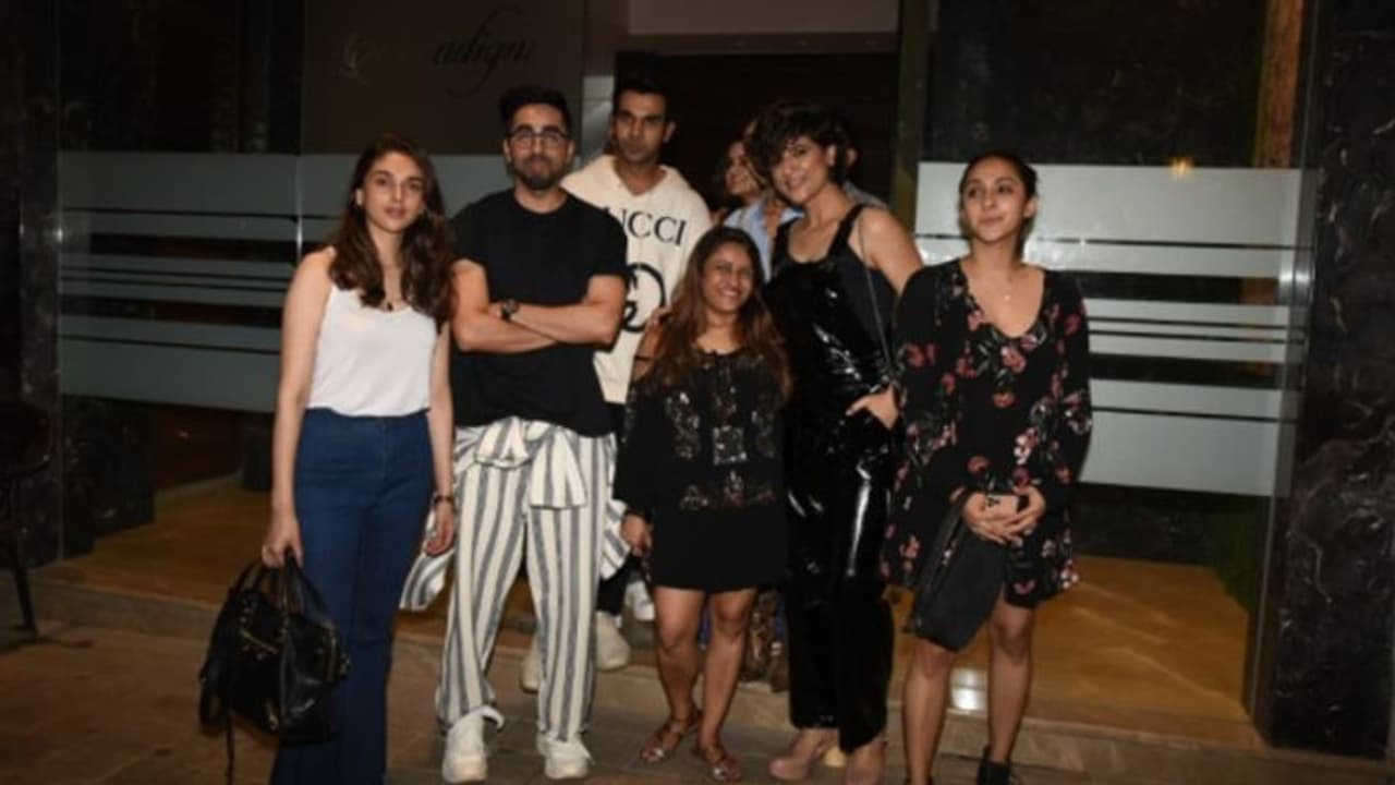 নেচে ফ্লোর কাঁপালেন রাজকুমার আয়ুষ্মান, একাধিক ব্লকবাস্টার ছবির একান্তে সেলিব্রেশন নেচে ফ্লোর কাঁপালেন রাজকুমার আয়ুষ্মান, একাধিক ব্লকবাস্টার ছবির একান্তে সেলিব্রেশন