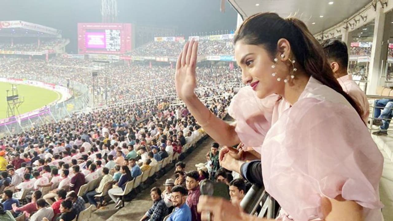 সংসদের মাঠে ফুটবল নুসরত মূর্মূ র, ১ ১ গোলে ম্যাচ ড্র সংসদের মাঠে ফুটবল নুসরত মূর্মূ র, ১ ১ গোলে ম্যাচ ড্র