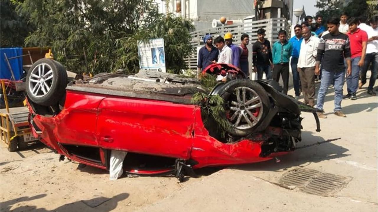 హైదరాబాద్: ఫ్లైఓవర్ నుంచి కింద పడ్డ కారు, విధ్వంసం, మహిళ మృతి హైదరాబాద్: ఫ్లైఓవర్ నుంచి కింద పడ్డ కారు, విధ్వంసం, మహిళ మృతి