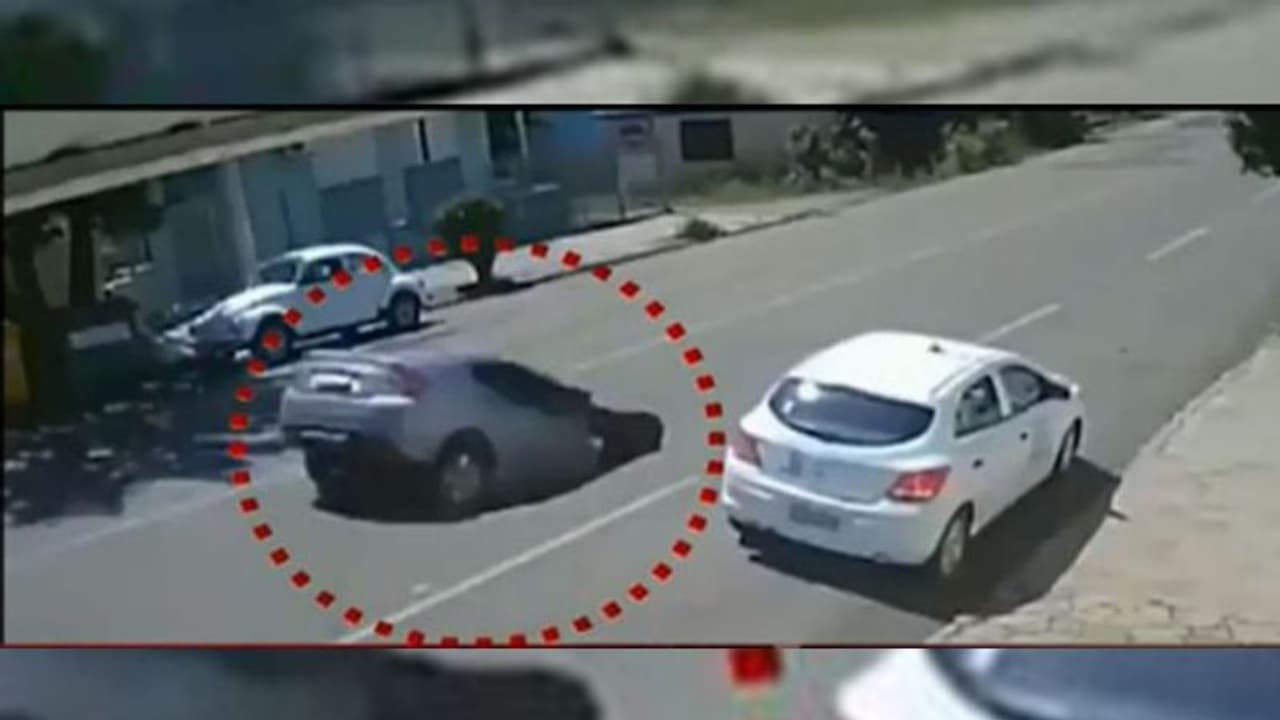 चलती कार को निगल गई जमीन, बेटी सहित महिला समा गई अंदर चलती कार को निगल गई जमीन, बेटी सहित महिला समा गई अंदर