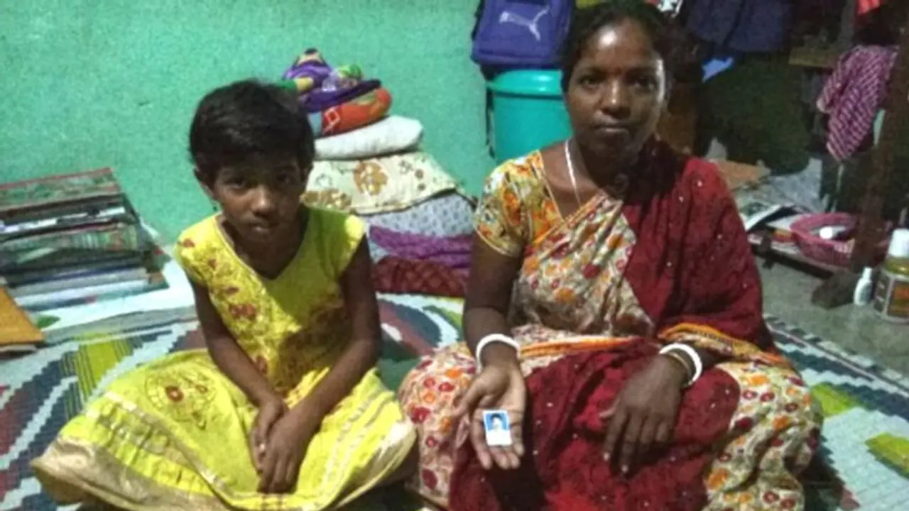 অনশনে অসুস্থ হয়ে হাসপাতালে পার্শ্ব শিক্ষক, দৈন দশা নিত্যসঙ্গী পরিবারের অনশনে অসুস্থ হয়ে হাসপাতালে পার্শ্ব শিক্ষক, দৈন দশা নিত্যসঙ্গী পরিবারের