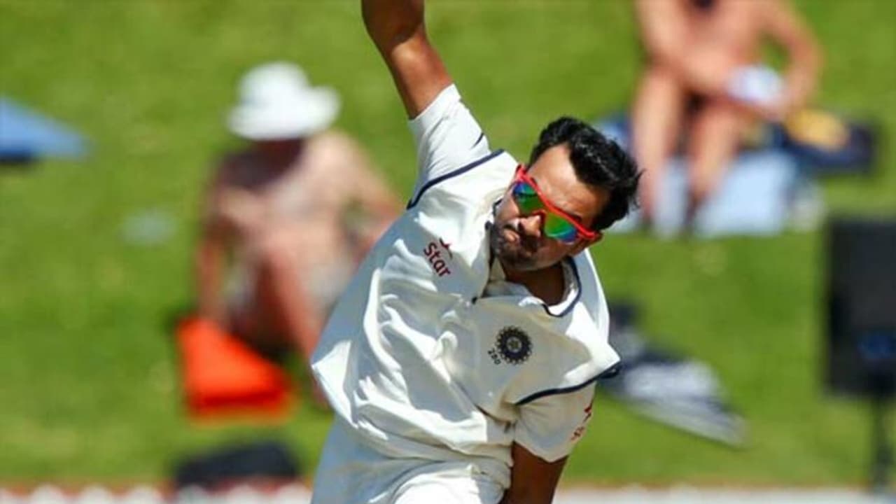 पिंक बॉल से गेंदबाजी करते दिखे रोहित, स्पिनर से बने मीडियम पेसर पिंक बॉल से गेंदबाजी करते दिखे रोहित, स्पिनर से बने मीडियम पेसर