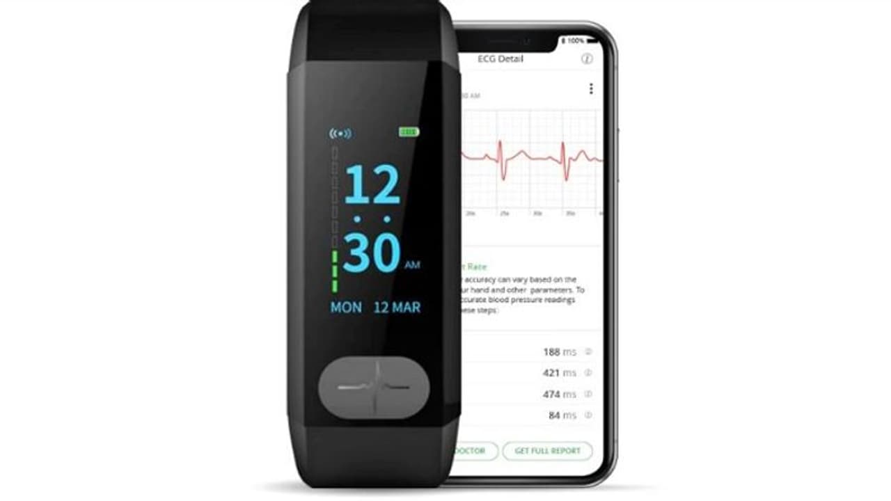 తీవ్రమైన గుండె పరిస్థితులను గుర్తించడానికి స్మార్ట్ బ్యాండ్...ఎలా పనిచేస్తుందంటే... తీవ్రమైన గుండె పరిస్థితులను గుర్తించడానికి స్మార్ట్ బ్యాండ్...ఎలా పనిచేస్తుందంటే...