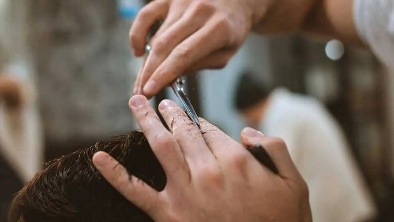 മകന്‍റെ മുടി വെട്ടിയത് 'പാളി'; സലൂണ്‍ ബലമായി അടപ്പിച്ച് പൊലീസുകാരൻ