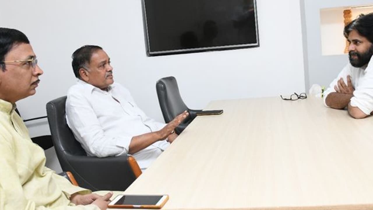 బుద్ధప్రసాద్, జొన్నవిత్తుల భేటీ: పవన్ కల్యాణ్ కు మద్దతు బుద్ధప్రసాద్, జొన్నవిత్తుల భేటీ: పవన్ కల్యాణ్ కు మద్దతు