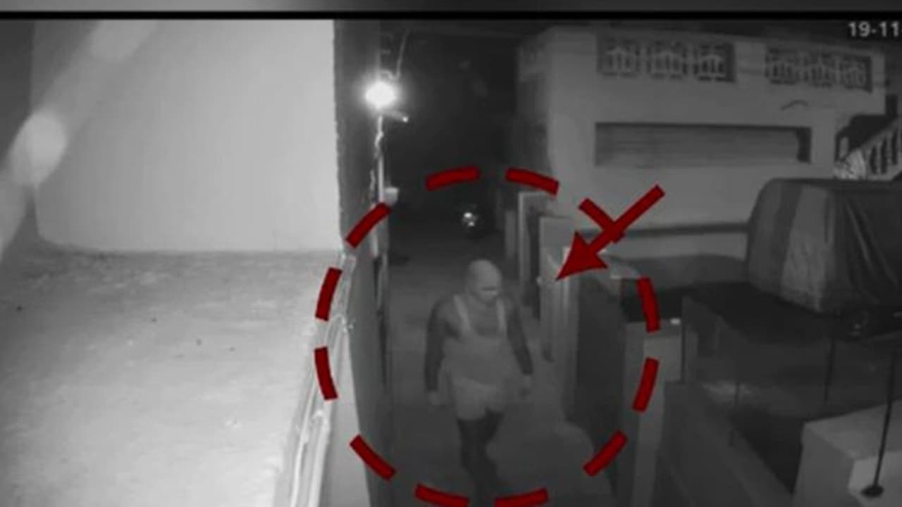 அரை நிர்வாண கோலம்..! நள்ளிரவில் சுற்றும் மர்ம நபர்..! பீதியில் பொதுமக்கள்..! அரை நிர்வாண கோலம்..! நள்ளிரவில் சுற்றும் மர்ம நபர்..! பீதியில் பொதுமக்கள்..!