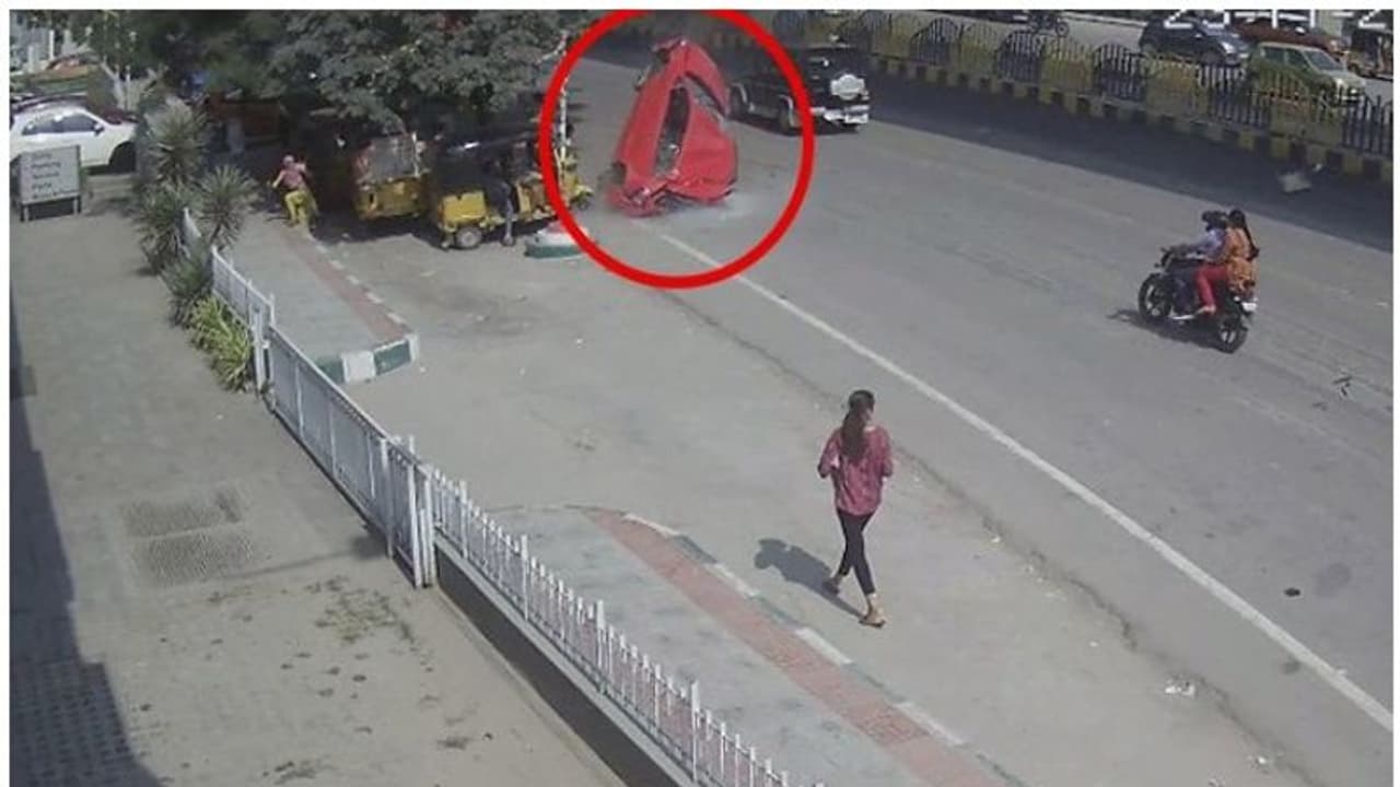 కారు బోల్తా మహిళ మృతి.... నేరం నాది కాదు.. ఫ్లైఓవర్ దే.. కారు బోల్తా మహిళ మృతి.... నేరం నాది కాదు.. ఫ్లైఓవర్ దే..