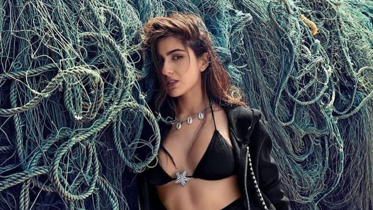 உள்ளாடையுடன் ஓட்டலுக்கு வந்த பிரபல நடிகரின் மகள்... சோசியல் மீடியாவில் வைரலாகும் புகைப்படங்கள்...!